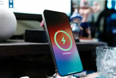 高坪苹果15换屏服务分享用什么充电器给iPhone15充电更好 